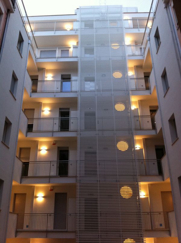 Edificio residenziale in via Carducci a Milano